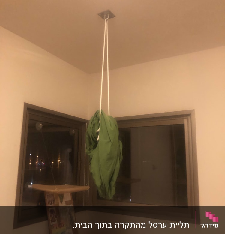חבל תלוי מהתקרה עם בד ירוק